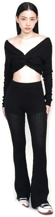 A model wearing the Classic Threads in black.
